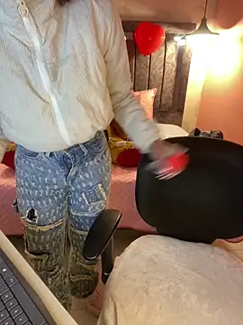 Snapshot of alahia_pink chatting on February 13, 3:24 am alahia pink online show from February 13, 3:24 am