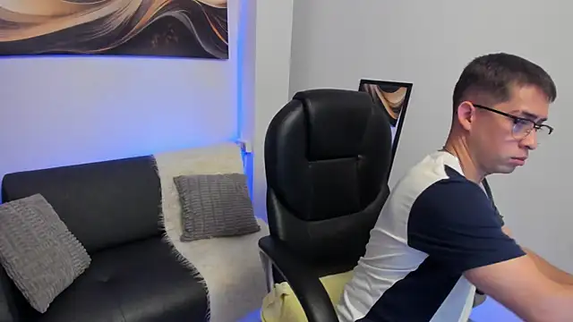 Snapshot of Tommas_Jhonson chatting on February 25, 4:00 am Tommas Jhonson online show from February 25, 4:00 am