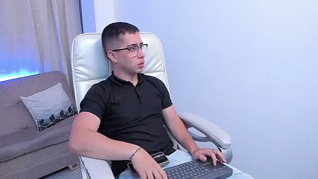 Tommas Jhonson online show from April 5, 3:47 am