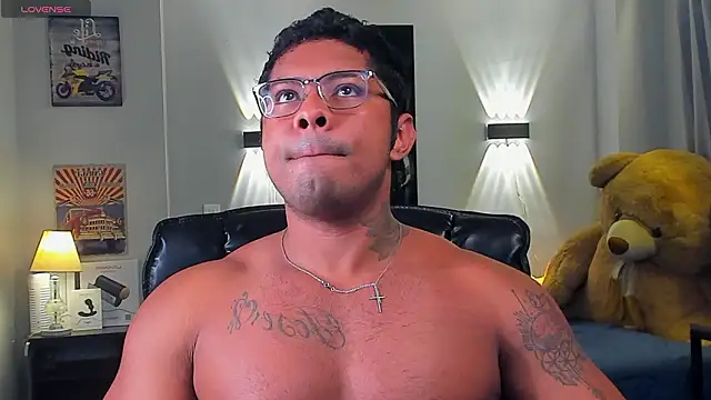 Snapshot of LEOHRDZ chatting on February 16, 10:28 pm LEOHRDZ online show from February 16, 10:28 pm