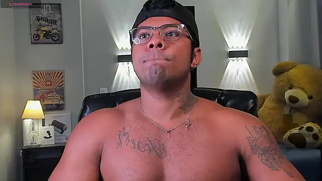 Snapshot of LEOHRDZ chatting on February 23, 10:40 pm LEOHRDZ online show from February 23, 10:40 pm