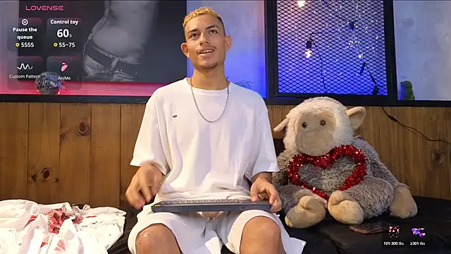 Snapshot of ItsZairen chatting on February 15, 4:53 am ItsZairen online show from February 15, 4:53 am