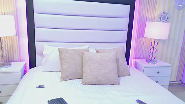 Snapshot of LaurenHazell chatting on February 15, 8:02 am LaurenHazell online show from February 15, 8:02 am