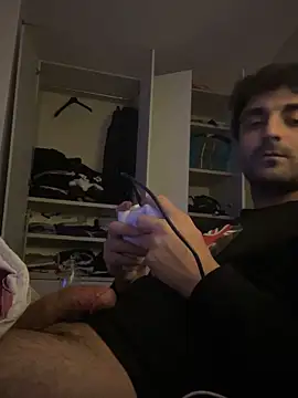 Snapshot of elia2711 chatting on February 12, 5:24 am elia2711 online show from February 12, 5:24 am