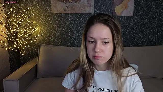 Snapshot of Mini_Allice chatting on February 17, 1:02 am Mini Allice online show from February 17, 1:02 am