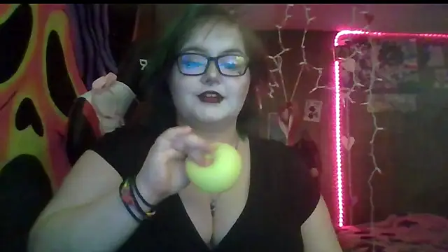 Snapshot of thatskarma chatting on February 11, 5:34 am thatskarma online show from February 11, 5:34 am