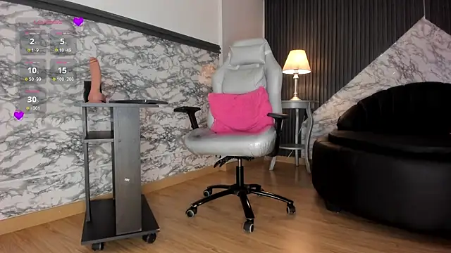 AmandaSilkHeels online show from April 14, 6:47 pm