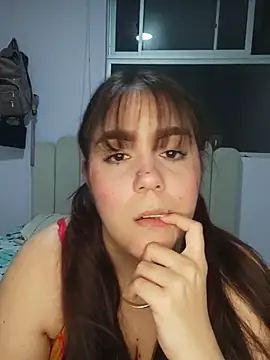 Snapshot of its_lauu_ chatting on February 15, 7:51 am its lauu online show from February 15, 7:51 am