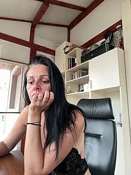 Snapshot of MiriamDelyn chatting on June 7, 11:58 am MiriamDelyn online show from June 7, 11:58 am