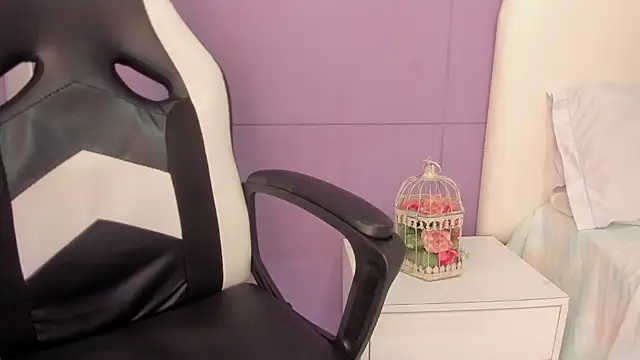 Snapshot of luna_bradley_ chatting on February 16, 12:23 pm luna bradley online show from February 16, 12:23 pm