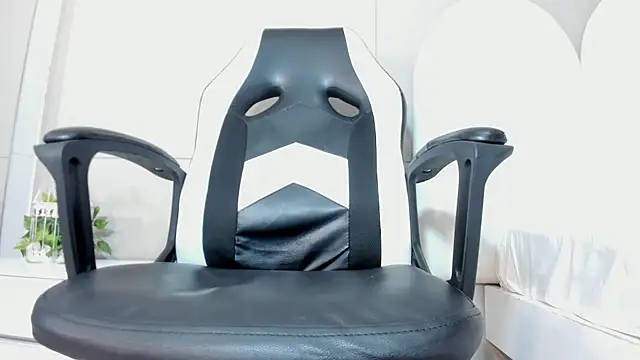 luna bradley  online show from March 24, 12:21 pm