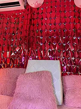 Snapshot of Woo_isDaphne chatting on February 12, 12:05 am Woo isDaphne online show from February 12, 12:05 am