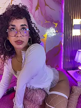 Snapshot of Woo_isDaphne chatting on March 2, 12:02 am Woo isDaphne online show from March 2, 12:02 am