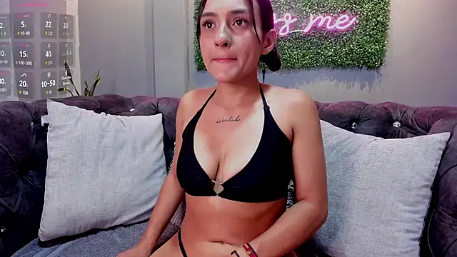 Snapshot of danielebeck chatting on February 24, 7:45 pm danielebeck online show from February 24, 7:45 pm