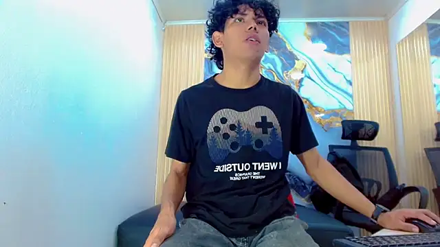 Snapshot of DaviidBuckx_ chatting on February 17, 2:19 am DaviidBuckx online show from February 17, 2:19 am