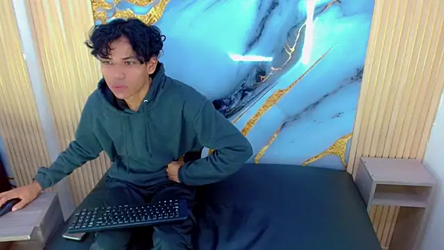 Snapshot of DaviidBuckx_ chatting on March 1, 2:02 am DaviidBuckx online show from March 1, 2:02 am