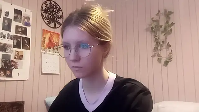 Snapshot of RunawayBr1de chatting on February 21, 2:51 pm RunawayBr1de online show from February 21, 2:51 pm