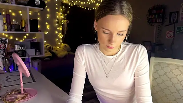 Snapshot of amily_sunray chatting on February 13, 1:51 pm amily sunray online show from February 13, 1:51 pm