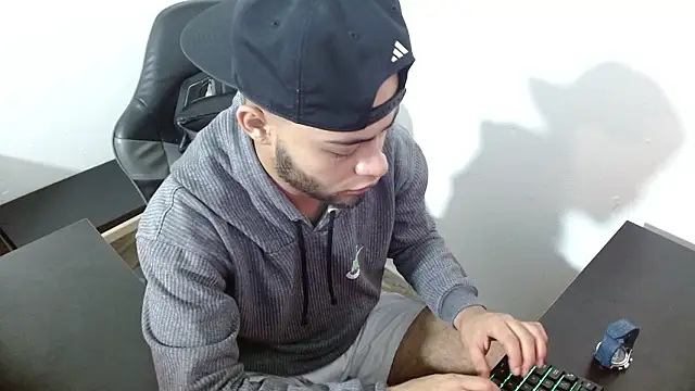 Snapshot of Xanderstone00 chatting on February 10, 6:28 am Xanderstone00 online show from February 10, 6:28 am