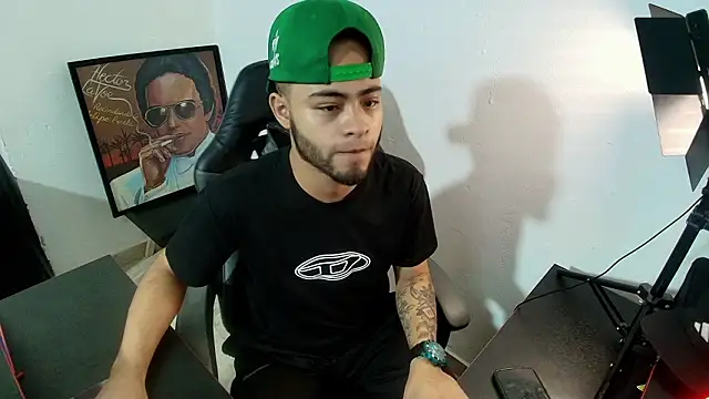 Snapshot of Xanderstone00 chatting on February 13, 9:44 pm Xanderstone00 online show from February 13, 9:44 pm