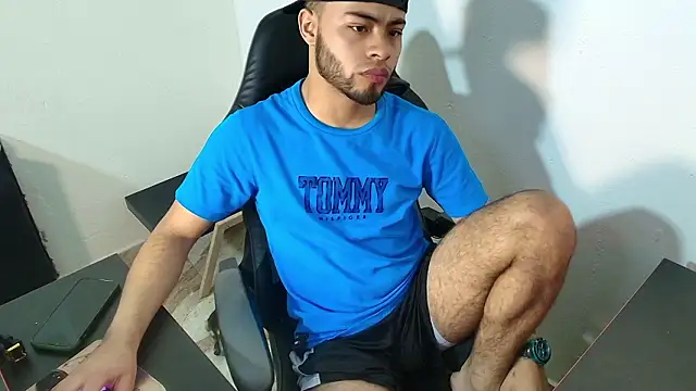 Snapshot of Xanderstone00 chatting on February 16, 6:48 pm Xanderstone00 online show from February 16, 6:48 pm