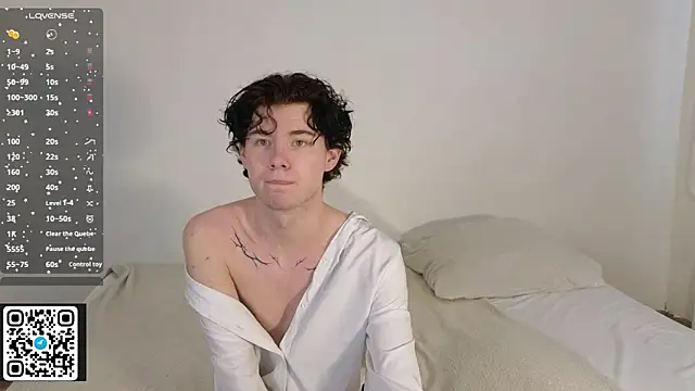 Snapshot of moon_Gloww chatting on February 12, 5:13 am moon Gloww online show from February 12, 5:13 am