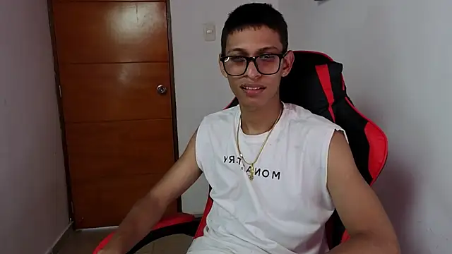 Snapshot of Niklausxxx chatting on February 21, 6:42 pm Niklausxxx online show from February 21, 6:42 pm