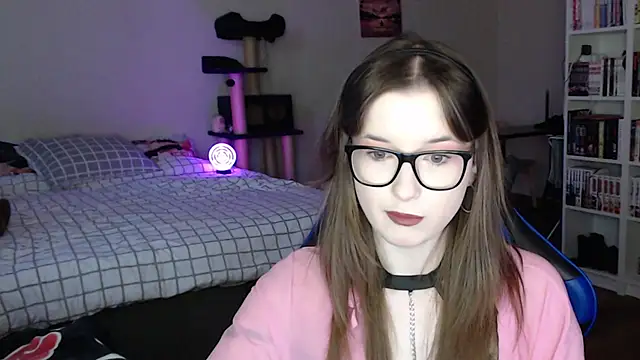 LunaXcherry online show from March 31, 4:40 pm