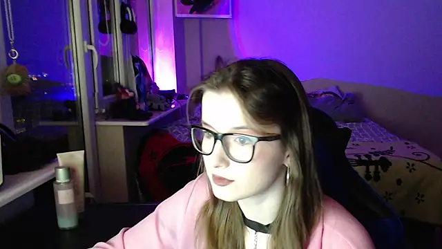 LunaXcherry online show from April 6, 7:15 pm