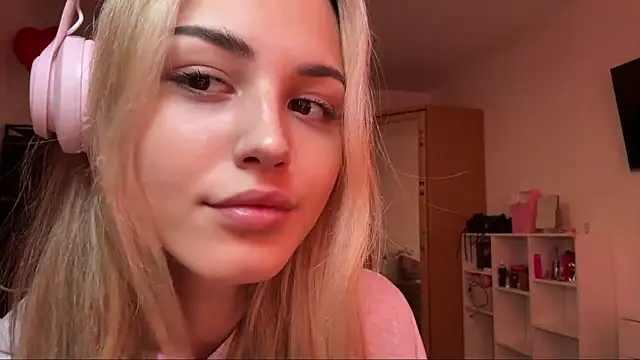 Snapshot of Evva_mayy chatting on February 20, 11:00 am Evva mayy online show from February 20, 11:00 am