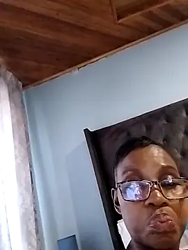 Snapshot of KINKYDOLL4U chatting on February 17, 9:39 am KINKYDOLL4U online show from February 17, 9:39 am