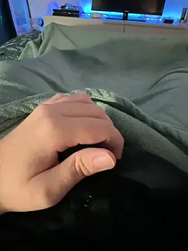 Snapshot of Thomascrtz chatting on April 7, 8:20 pm Thomascrtz online show from April 7, 8:20 pm