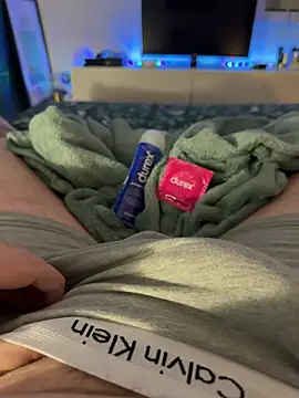 Snapshot of Thomascrtz chatting on April 15, 8:42 pm Thomascrtz online show from April 15, 8:42 pm