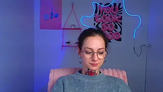 Snapshot of Esmi_Winter chatting on February 15, 6:10 am Esmi Winter online show from February 15, 6:10 am