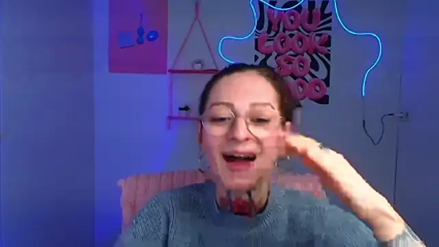 Snapshot of Esmi_Winter chatting on February 15, 7:51 am Esmi Winter online show from February 15, 7:51 am