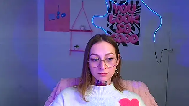 Snapshot of Esmi_Winter chatting on February 22, 6:24 am Esmi Winter online show from February 22, 6:24 am