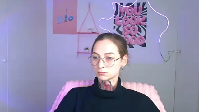 Snapshot of Esmi_Winter chatting on February 25, 6:12 am Esmi Winter online show from February 25, 6:12 am