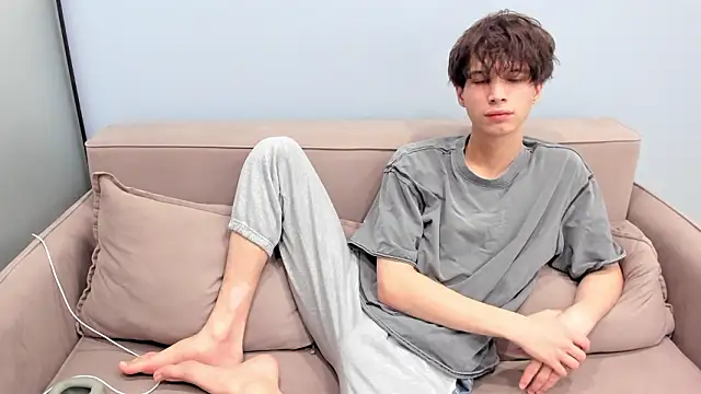 Snapshot of Ur_NextDoor_Boy chatting on February 17, 6:47 pm Ur NextDoor Boy online show from February 17, 6:47 pm