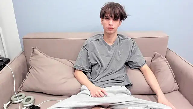 Snapshot of Ur_NextDoor_Boy chatting on February 20, 7:47 pm Ur NextDoor Boy online show from February 20, 7:47 pm