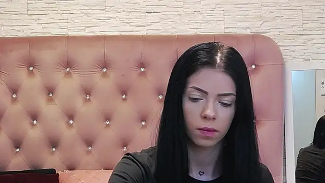 Snapshot of PeachyElla26 chatting on February 12, 5:35 am PeachyElla26 online show from February 12, 5:35 am