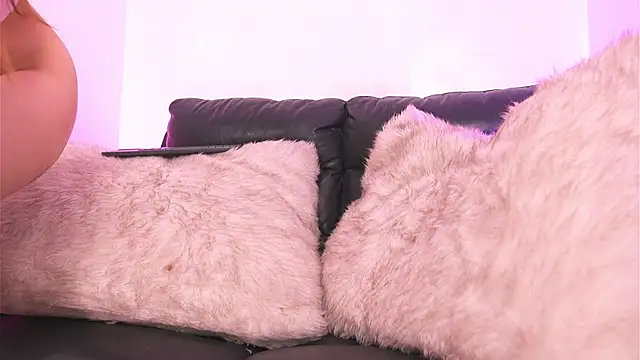 Shopie Colucci online show from April 10, 1:27 pm