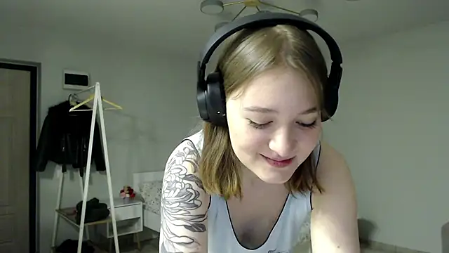 Snapshot of Mirrrra1 chatting on February 16, 7:54 pm Mirrrra1 online show from February 16, 7:54 pm