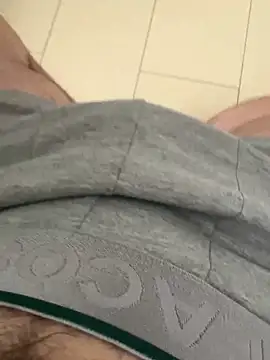 Snapshot of geilboy12 chatting on February 13, 9:27 am geilboy12 online show from February 13, 9:27 am