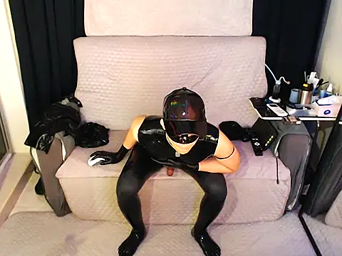 Snapshot of RubberGummi chatting on May 3, 11:33 pm RubberGummi online show from May 3, 11:33 pm