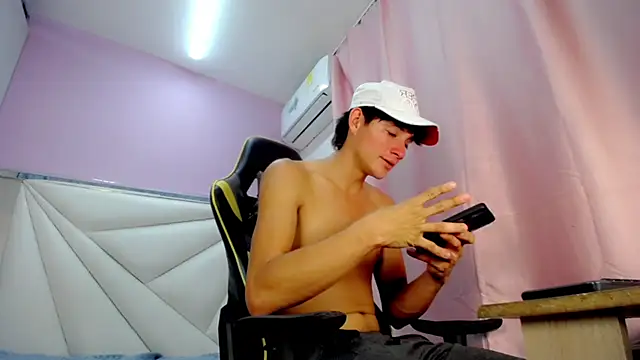 Snapshot of Dylan_awa chatting on February 13, 4:08 am Dylan awa online show from February 13, 4:08 am