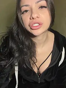 Snapshot of Layana_Ro chatting on February 10, 8:35 pm Layana Ro online show from February 10, 8:35 pm