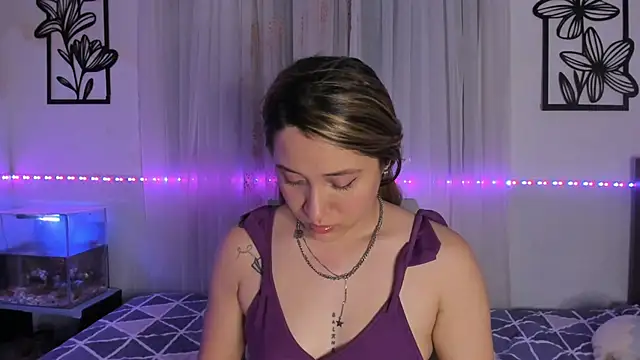 Snapshot of LeiahBlonde_ chatting on March 3, 5:35 am LeiahBlonde online show from March 3, 5:35 am