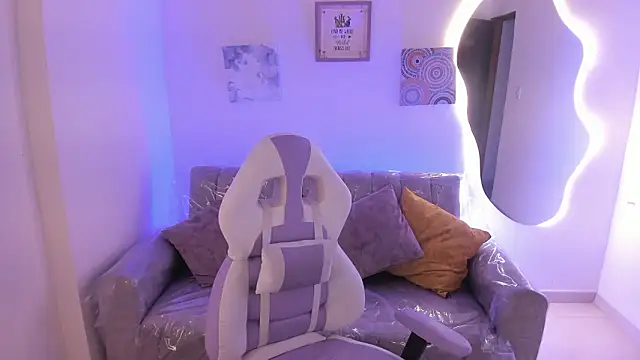 Snapshot of Afrodita_rouss chatting on February 16, 8:16 pm Afrodita rouss online show from February 16, 8:16 pm