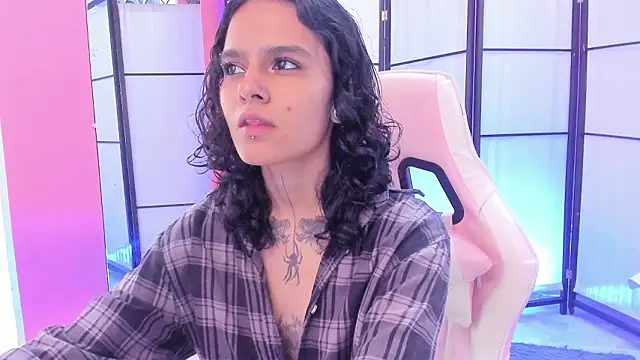 Snapshot of Julianne_7 chatting on February 16, 7:32 pm Julianne 7 online show from February 16, 7:32 pm