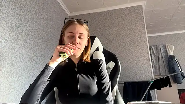 Snapshot of Sweety_Burger chatting on February 22, 12:15 pm Sweety Burger online show from February 22, 12:15 pm